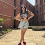 Anushka Sen Instagram – Set pe aafat machate hai 🫶🫡