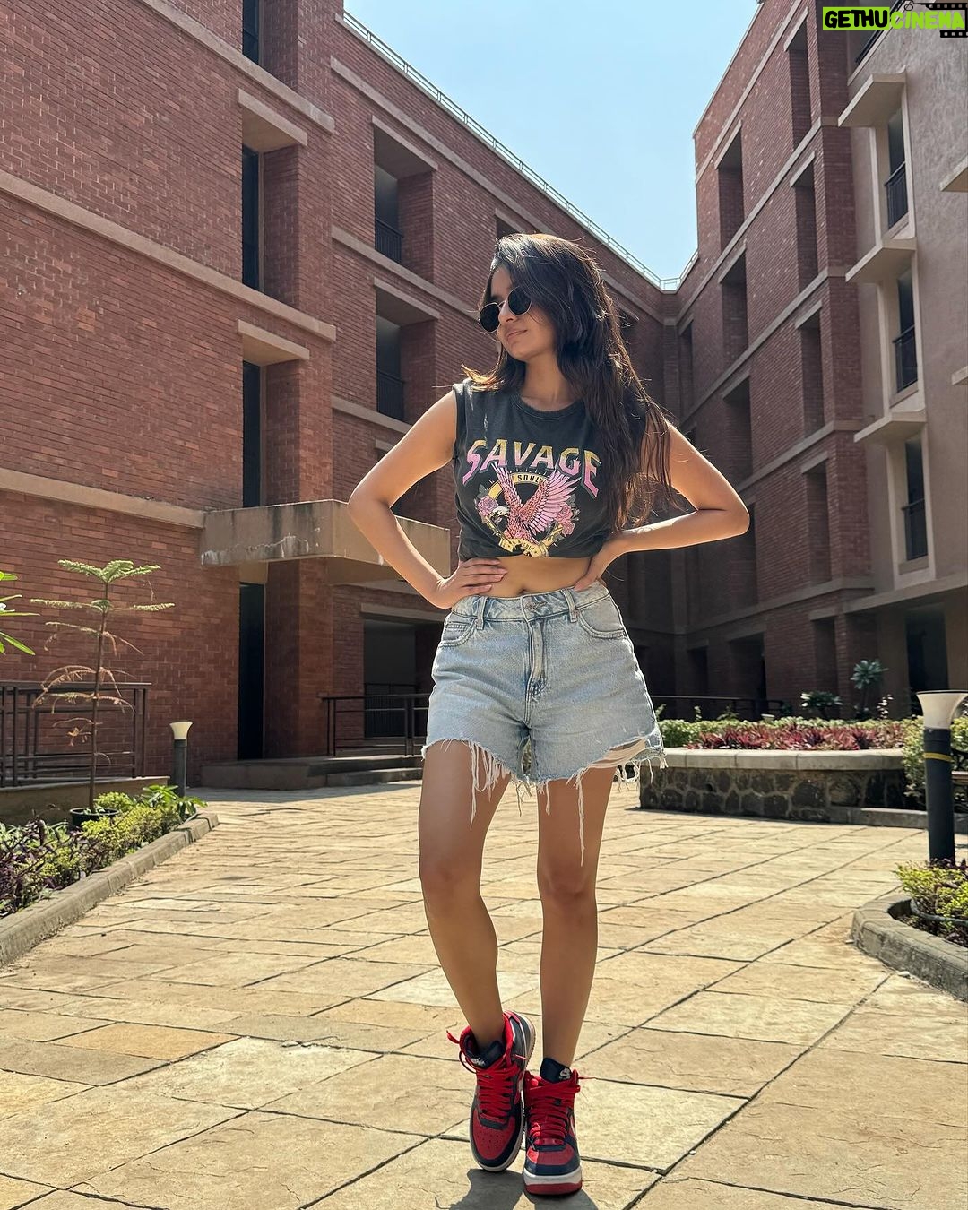 Anushka Sen Instagram - Set pe aafat machate hai 🫶🫡
