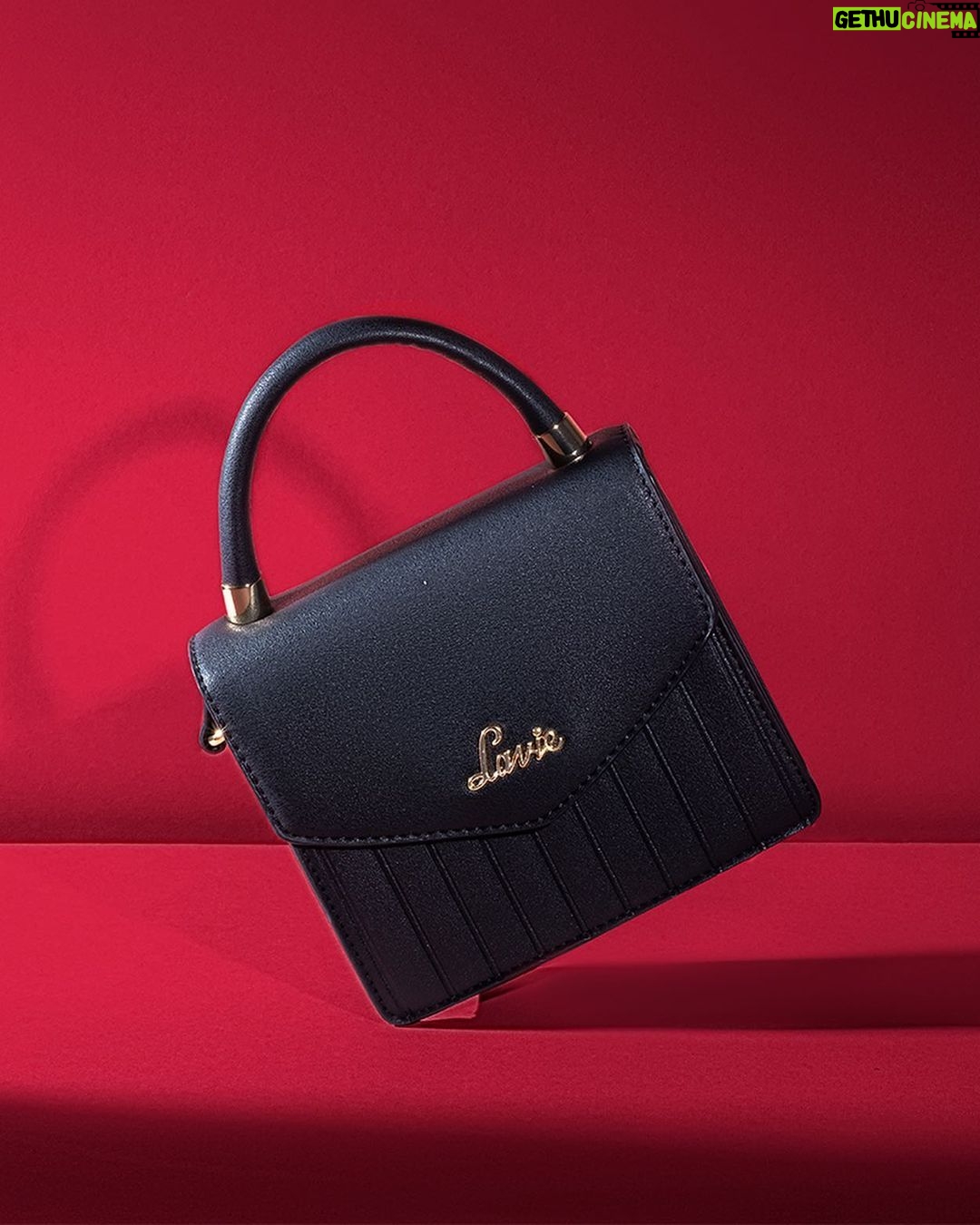 Anushka Sharma Instagram - When in doubt, go black with @lavieworld! π€π Get amazing deals on Lavie bags now! @myntra #BigFashionFestival π― #LavieWorld #lavieenrose #LaviexAnushka #BFF #Myntra #FickleIsFun #handbag #sale