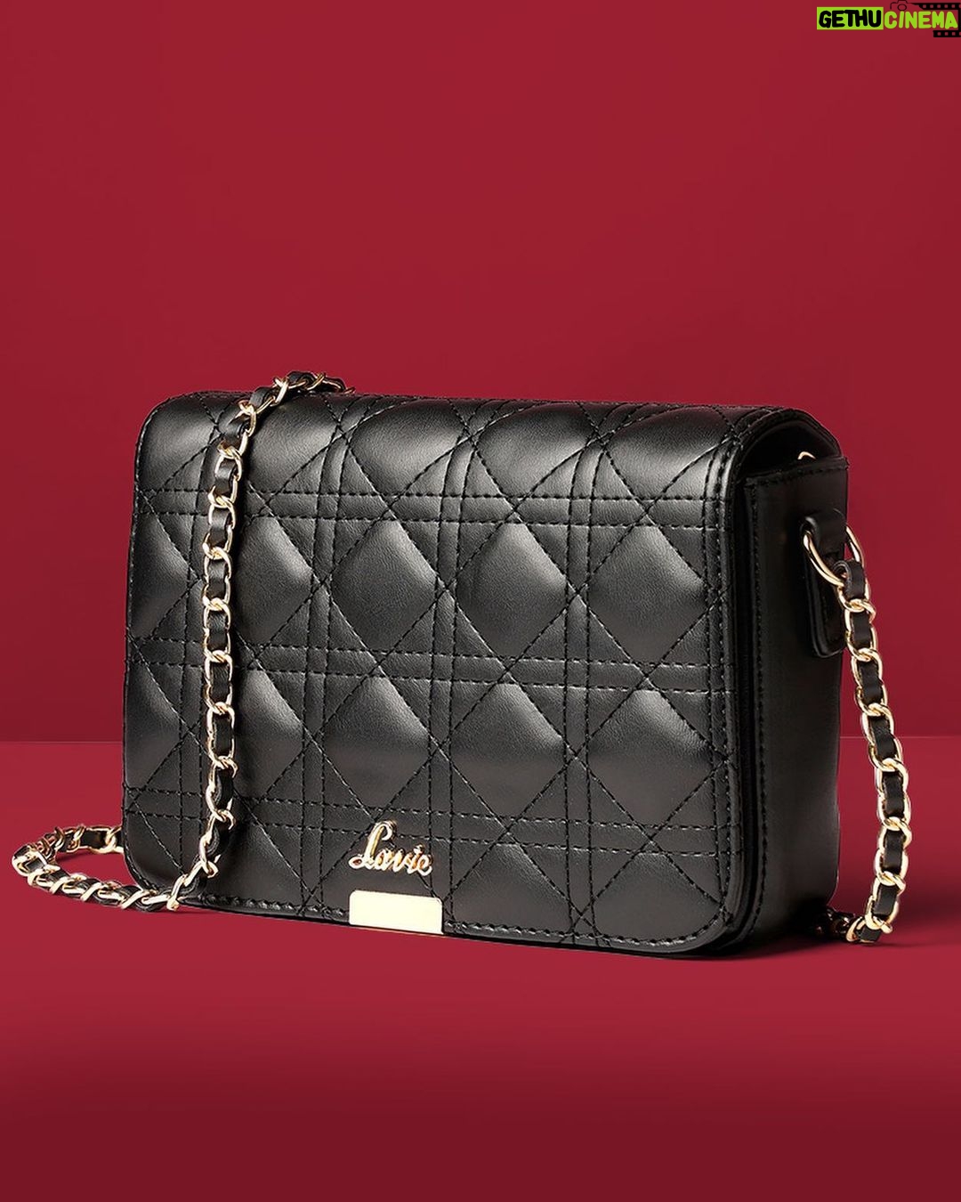 Anushka Sharma Instagram - When in doubt, go black with @lavieworld! π€π Get amazing deals on Lavie bags now! @myntra #BigFashionFestival π― #LavieWorld #lavieenrose #LaviexAnushka #BFF #Myntra #FickleIsFun #handbag #sale