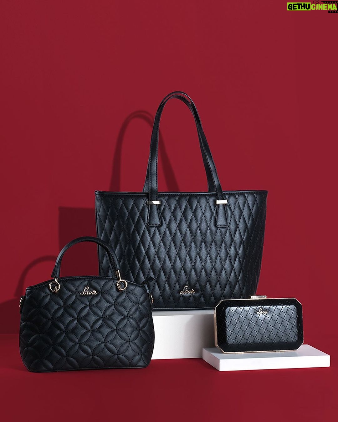 Anushka Sharma Instagram - When in doubt, go black with @lavieworld! π€π Get amazing deals on Lavie bags now! @myntra #BigFashionFestival π― #LavieWorld #lavieenrose #LaviexAnushka #BFF #Myntra #FickleIsFun #handbag #sale