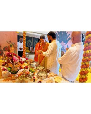Anushka Sharma Instagram - Happy Ganesh Chaturthi 💛🌺🧡