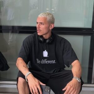 Arón Piper Instagram - 🥷