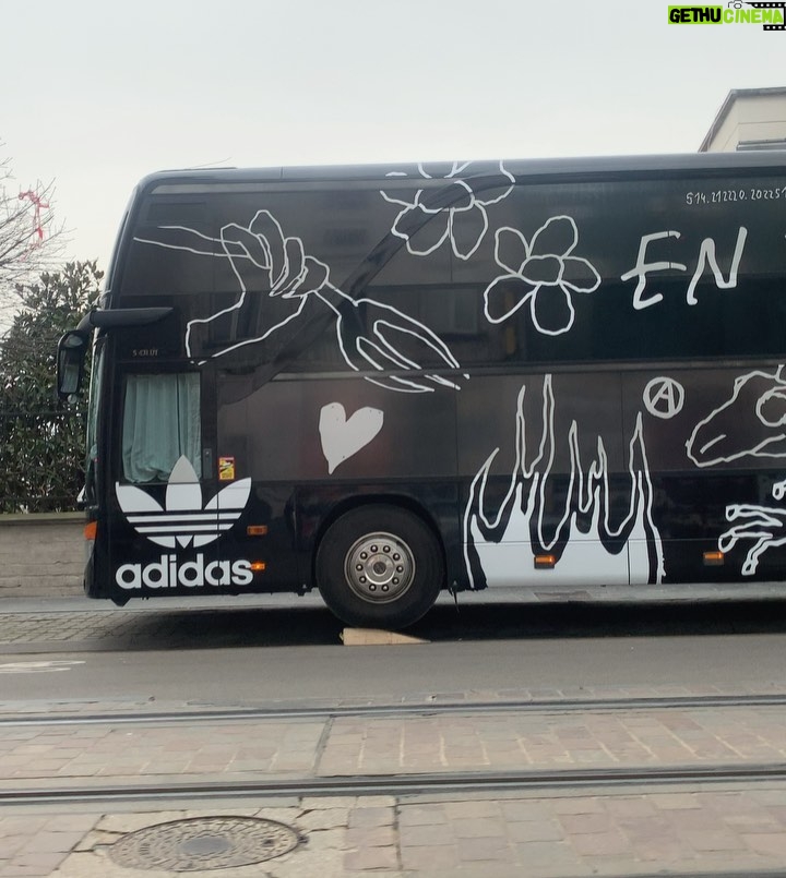 Arón Piper Instagram - Mil gracias de corazón #EnTusSueñosTour 🖤 @adidas_es @adidasoriginals see u soon 🖤 Europe