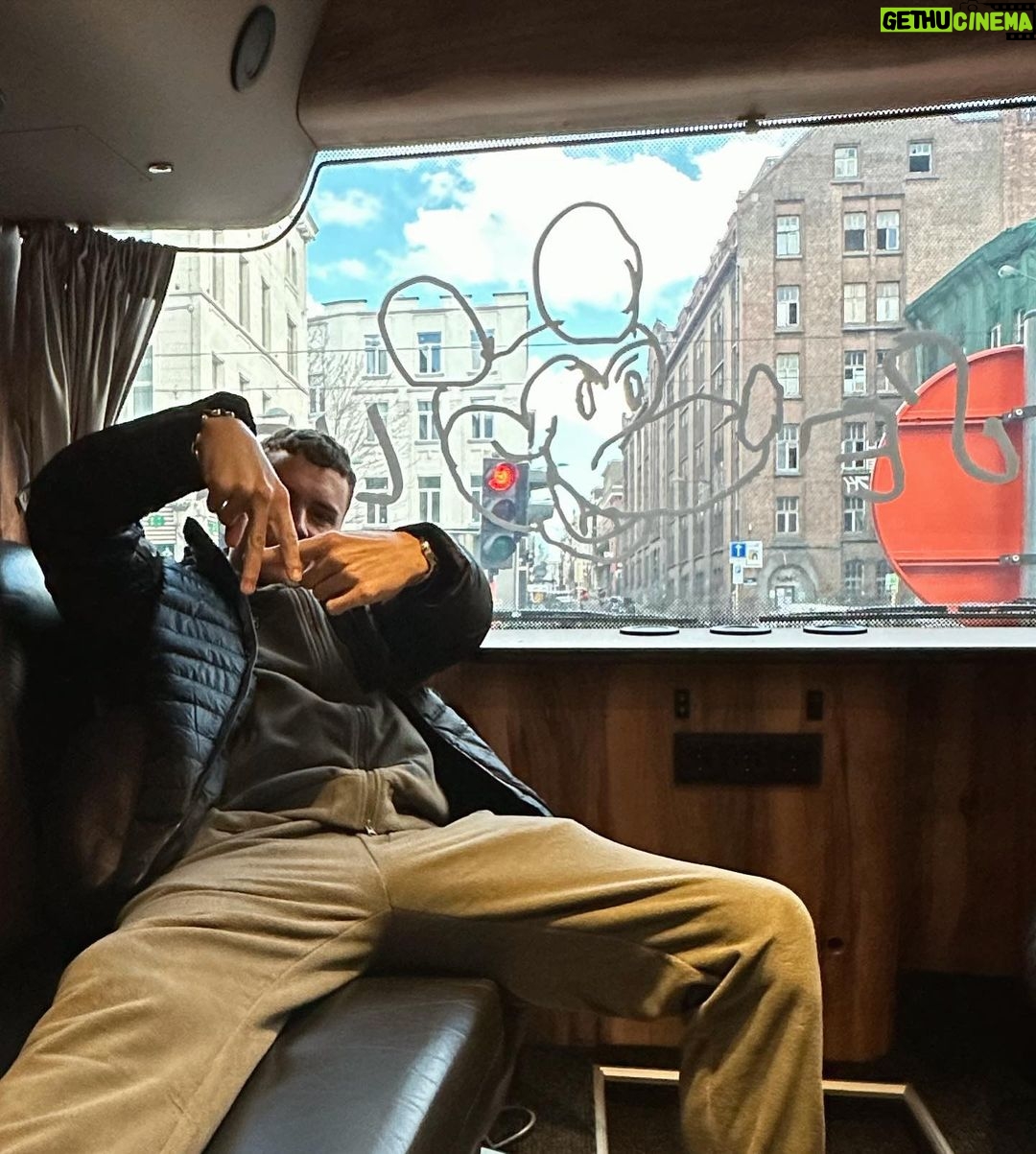 Ar贸n Piper Instagram - Mil gracias de coraz贸n #EnTusSue帽osTour 馃枻 @adidas_es @adidasoriginals see u soon 馃枻 Europe