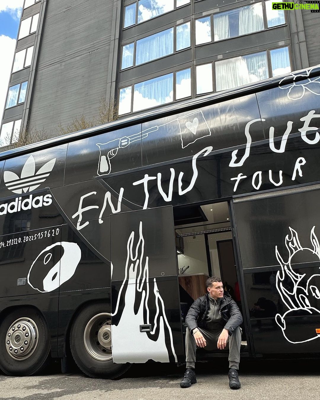 Arón Piper Instagram - Mil gracias de corazón #EnTusSueñosTour 🖤 @adidas_es @adidasoriginals see u soon 🖤 Europe