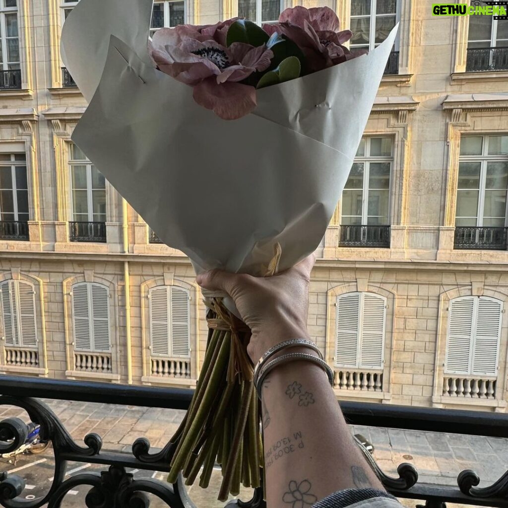 Arón Piper Instagram - Te compré 💐 porque ya tienes un rolex… Paris, France