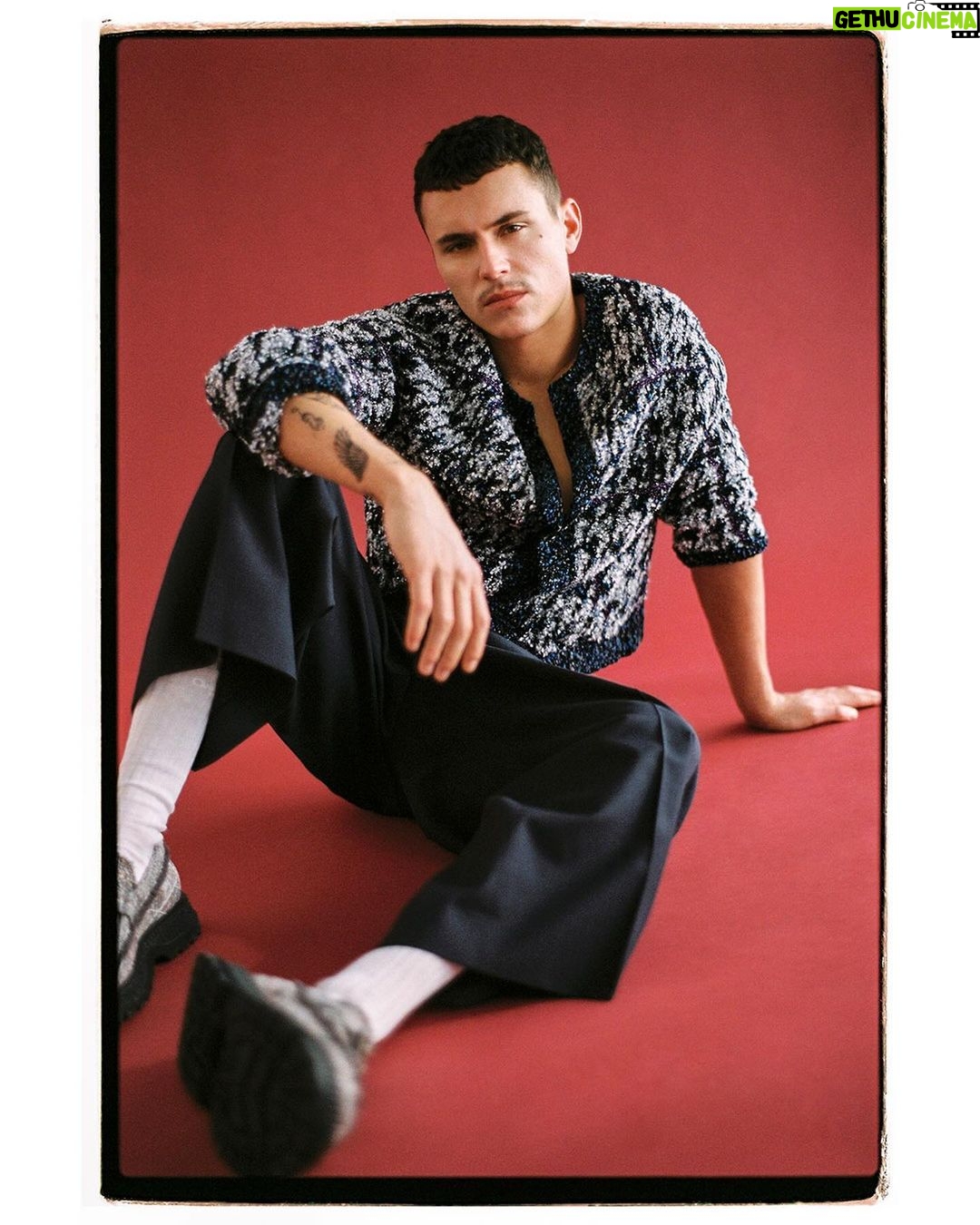Arón Piper Instagram - “Me voy a Los Angeles a desarrollarme como artista, como músico, como actor. Quiero ampliar mis metas”. @aron.piper da un paso de gigante y se hace adulto reparando con humildad errores del pasado, mientras estrena película como protagonista y compone su primer álbum “serio”. Por eso, vestido por @Dior, protagoniza nuestra portada #EsquireMAX Texto: @ana_trasobares Fotografía: @juankr_ Estilismo: @jesuscicero Vídeo: @d.rueda.m Maquillaje y peluquería: @olgaholovanova_ Ayudante de fotografía: @aaronjeanphotography Ayudante de estilismo: @alinn_e Editora gráfica: @carolalvarezpla Link a la entrevista en la bio de @esquirees