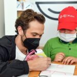 Aras Bulut İynemli Instagram - @vodafonetr ve @vodafonevakfi ile birlikte "Yarını Kodlayanlar" projesi kapsamında yeni bir teknoloji sınıfının açılışı için Kocaeli İshakçılar İlkokulu'nda öğrencilerle bir aradaydık. Onların heyecanlarını görmek, hissetmek mutluluk vericiydi.