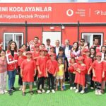 Aras Bulut İynemli Instagram - @vodafonevakfi ile birlikte depremden etkilenen 100.000 çocuğa ulaşmak hedefiyle yola devam ediyoruz. Yarını Kodlayanlar: Sosyal Hayata Destek Projesi kapsamında Adıyamandan sonra Kahramanmaraş’ta depremden etkilenen çocuklar için yeni konteyner teknoloji sınıfı ve gezici eğitim çadırının açılışındaydık.