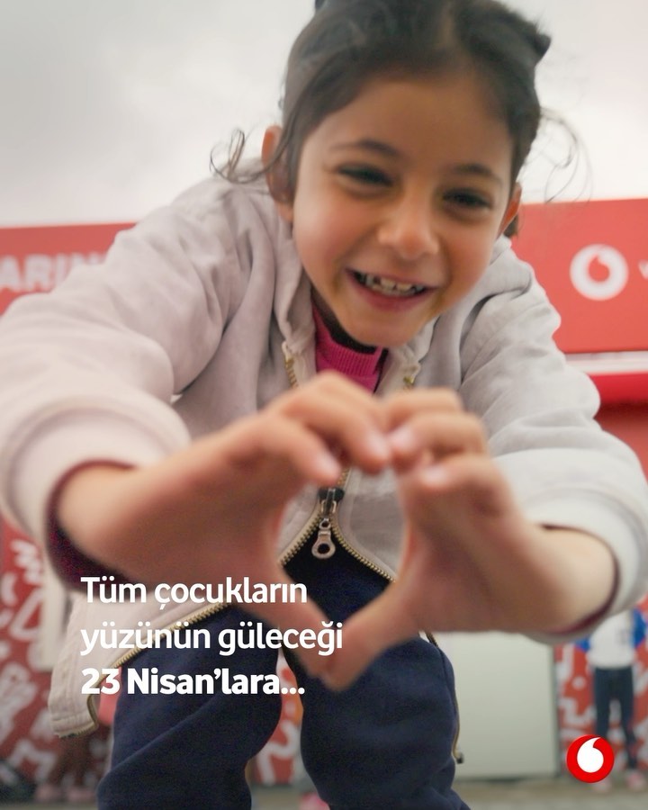 Aras Bulut İynemli Instagram - Çocuklarımızın yüzü hep gülsün. 🙏 23 Nisan Ulusal Egemenlik ve Çocuk Bayramımız kutlu olsun. 🇹🇷 #23Nisan @vodafonetr