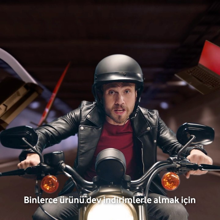 Aras Bulut İynemli Instagram - Vodafone Yanımda'nın yeniliklerle dolu online alışveriş platformu Her Şey Yanımda için müthiş eğlenceli bir film çektik. Bu platformda neler mi var? Tabii ki heeer şey var! Siz en iyisi Vodafone Yanımda’yı indirin, Her Şey Yanımda’ya bir göz atın. 😉