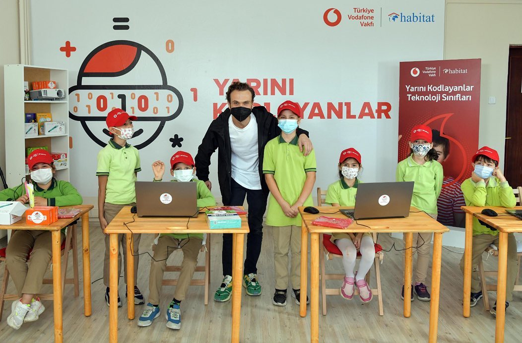 Aras Bulut İynemli Instagram - @vodafonetr ve @vodafonevakfi ile birlikte "Yarını Kodlayanlar" projesi kapsamında yeni bir teknoloji sınıfının açılışı için Kocaeli İshakçılar İlkokulu'nda öğrencilerle bir aradaydık. Onların heyecanlarını görmek, hissetmek mutluluk vericiydi.
