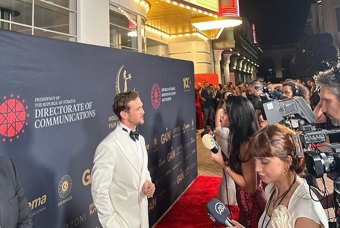 Aras Bulut İynemli Instagram - Atatürk “1881-1919“ filmimizin Dünya prömiyerini Los Angeles‘ta yaptık. Ata’mızın gençliğini anlattığımız filmimizi dünyayla paylaşmanın hissi o kadar değerli o kadar anlamlı ki… 🇹🇷❤️ Filmimizi izleyen bizimle aynı duyguları paylaşan başta Türkiye ve dünyadaki tüm seyircilerimize teşekkür ediyoruz.Sonsuz sevgilerimizle 🇹🇷❤️