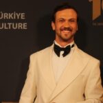 Aras Bulut İynemli Instagram – Atatürk “1881-1919“ filmimizin Dünya prömiyerini Los Angeles‘ta yaptık. Ata’mızın gençliğini anlattığımız filmimizi dünyayla paylaşmanın hissi o kadar değerli o kadar anlamlı ki… 🇹🇷❤️ Filmimizi izleyen bizimle aynı duyguları paylaşan başta Türkiye ve dünyadaki tüm seyircilerimize teşekkür ediyoruz.Sonsuz sevgilerimizle 🇹🇷❤️