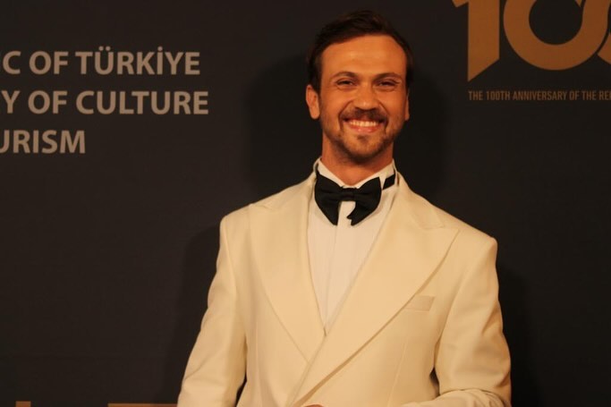 Aras Bulut İynemli Instagram - Atatürk “1881-1919“ filmimizin Dünya prömiyerini Los Angeles‘ta yaptık. Ata’mızın gençliğini anlattığımız filmimizi dünyayla paylaşmanın hissi o kadar değerli o kadar anlamlı ki… 🇹🇷❤️ Filmimizi izleyen bizimle aynı duyguları paylaşan başta Türkiye ve dünyadaki tüm seyircilerimize teşekkür ediyoruz.Sonsuz sevgilerimizle 🇹🇷❤️