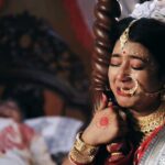 Aratrika Maity Instagram - বিয়ের দিন বাবার মৃত্যুতে থমকে গেলো সবকিছু - এবার কি করবে রাইপূর্ণা? দেখুন "মিঠিঝোরা" সোম - শুক্র @ 9:30pm, শুধুমাত্র Zee Bangla-র পর্দায়। #MithiJhoraStills #MithiJhora #ZeeBangla