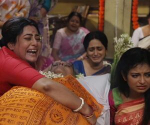 Aratrika Maity Instagram - বাবার মৃত্যুতে সংসারের সব দায়িত্ব নিজের কাঁধে তুলে নিলো রাই। নিজের বোনের বিয়ে দিতে করলো নিজের ভালোবাসার আত্মত্যাগ!
দেখুন "মিঠিঝোরা" এই বৃহস্পতি ও শুক্রবার @ 9:30pm, শুধুমাত্র Zee Bangla-র পর্দায়।

#MithiJhora
#ZeeBangla