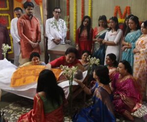 Aratrika Maity Instagram - বাবার মৃত্যুতে সংসারের সব দায়িত্ব নিজের কাঁধে তুলে নিলো রাই। নিজের বোনের বিয়ে দিতে করলো নিজের ভালোবাসার আত্মত্যাগ!
দেখুন "মিঠিঝোরা" এই বৃহস্পতি ও শুক্রবার @ 9:30pm, শুধুমাত্র Zee Bangla-র পর্দায়।

#MithiJhora
#ZeeBangla