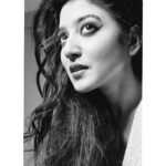Aratrika Maity Instagram – Yeh shaam dhal to le zara
Yeh dil sambhal to le zara.🕊️