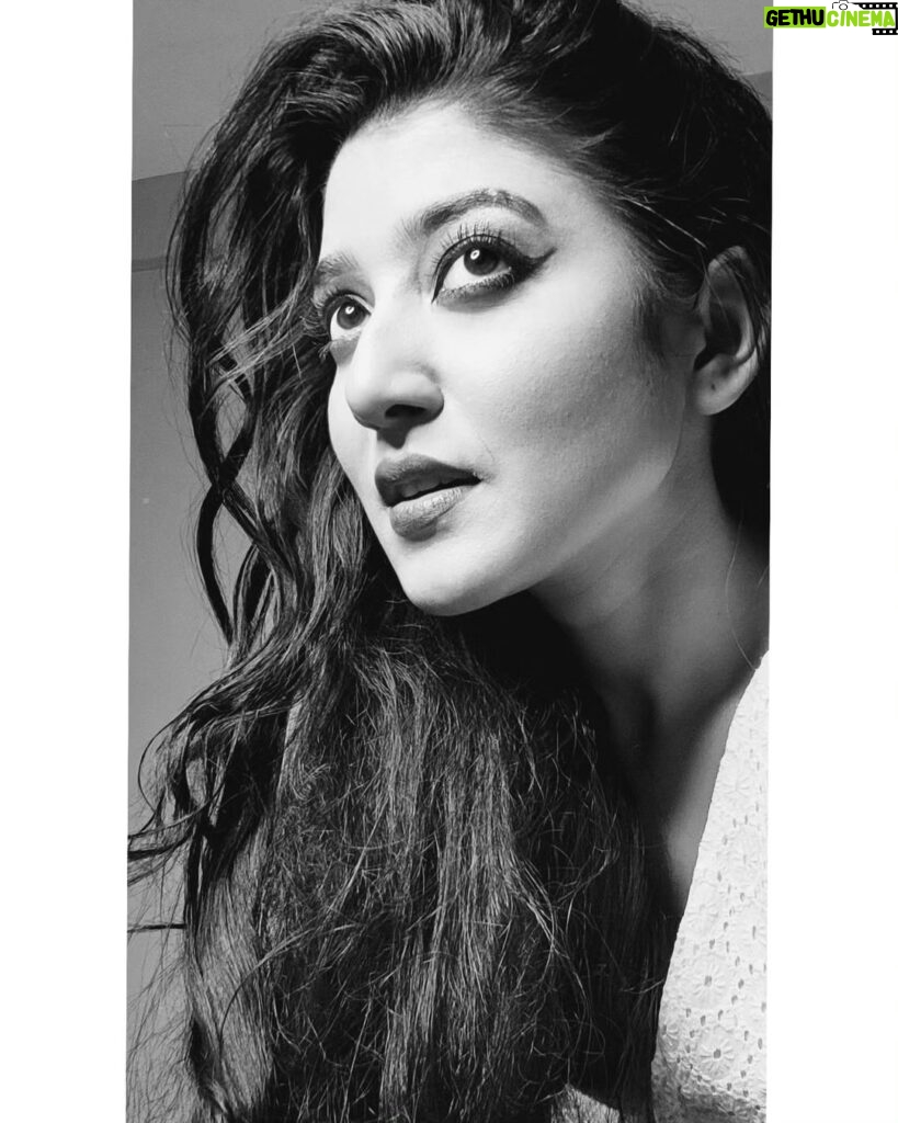 Aratrika Maity Instagram - Yeh shaam dhal to le zara Yeh dil sambhal to le zara.🕊️