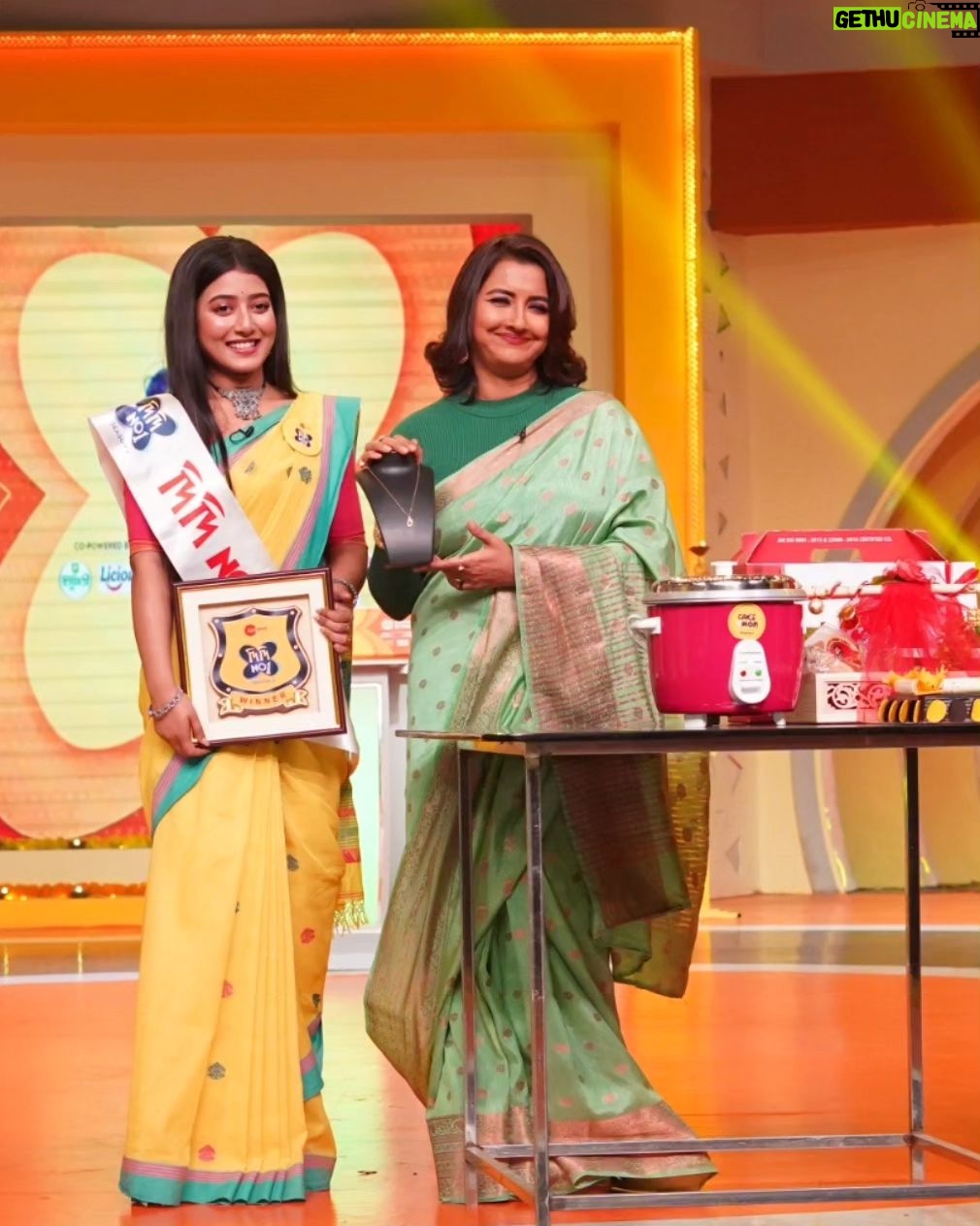 Aratrika Maity Instagram - This year is mine! 🤞🧿❤️ #didino1 #rai #MithiJhoraStills