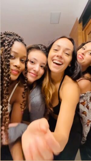 Ariel D. King Instagram - This is how you welcome the Aliens to Earth👽🌍is this technically a tiktok? 😂🤷‍♀️💕

#international #hotties #hottieswithbodies
