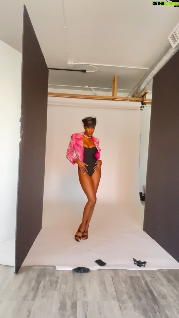Ariel D. King Instagram - @oxanaalexphotography knows how to light some chocolate ok? 🍫 ❤️😆😆 fact: I was feelin it. Hope y’all are enjoying the last leg of the year! We’ve worked hard! #losangeles #fashion #fashionshoot #fashionphotoshoot #style #losangelesphotographer #losangelesfashionphotography #laphotographer #portraitphotography #bts #fashionshoot #photoshoot #lafashion #lAfashionphotography #losangelesfashionphotography #fashionphotography