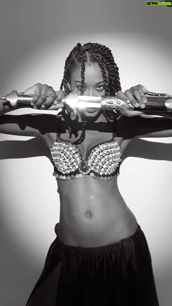 Ariel D. King - 0.9K Likes - π₯ @aaronlacy π July 2021
Assuming you know someone is like saying you know a universe. Itβs impossible.
#sword #warrior #martialarts