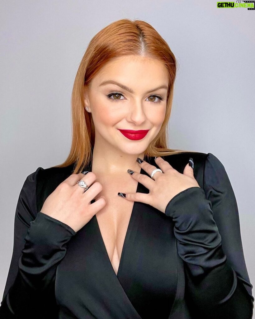 Ariel Winter Instagram - hiiiiiiiiiii I joined #tiktok 🤓 my username is @arielwinter 🥰 link in bio 🥳 what are your favorite videos to watch because I’m a newb 🥲 and need suggestions 🤠 !!!! Los Angeles, California