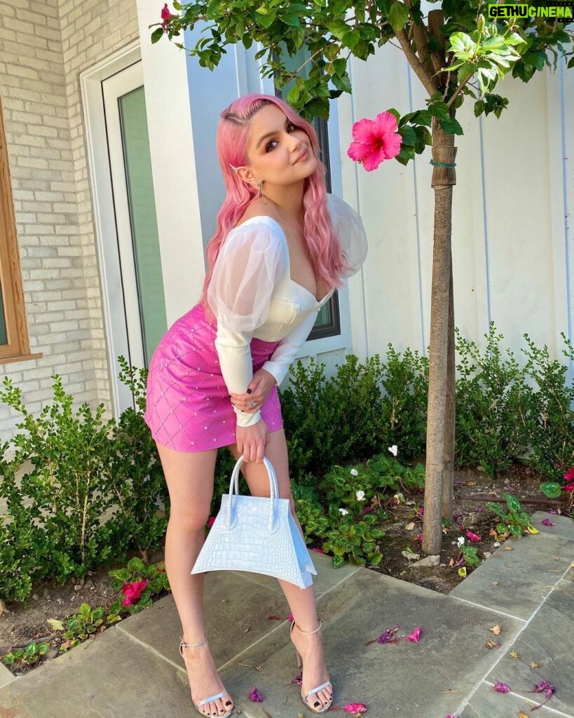 Ariel Winter Instagram - served you up some cotton candy & flowers for your Wednesday 🥰🌺 *insert much needed cotton candy emoji here* 🌺 🌸 #onwednesdayswewearpink #pink #pinkhair #flowers #hair #fashion Los Angeles, California