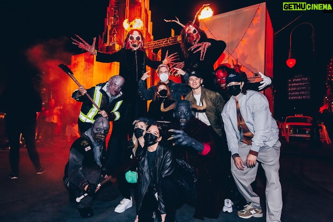 Ariel Winter Instagram - thanks for the scares @horrornights☠️👻🎃 #halloweenhorrornights