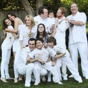 Ariel Winter Instagram - A year ago we finished filming💔 Season 1 vs Season 11...swipe to see the cast and crew I miss so much and am so grateful to have spent 11 years with❤️ comment your favorite line/episode to send me further down memory laneeeee🥳🥰 #modernfamily #love