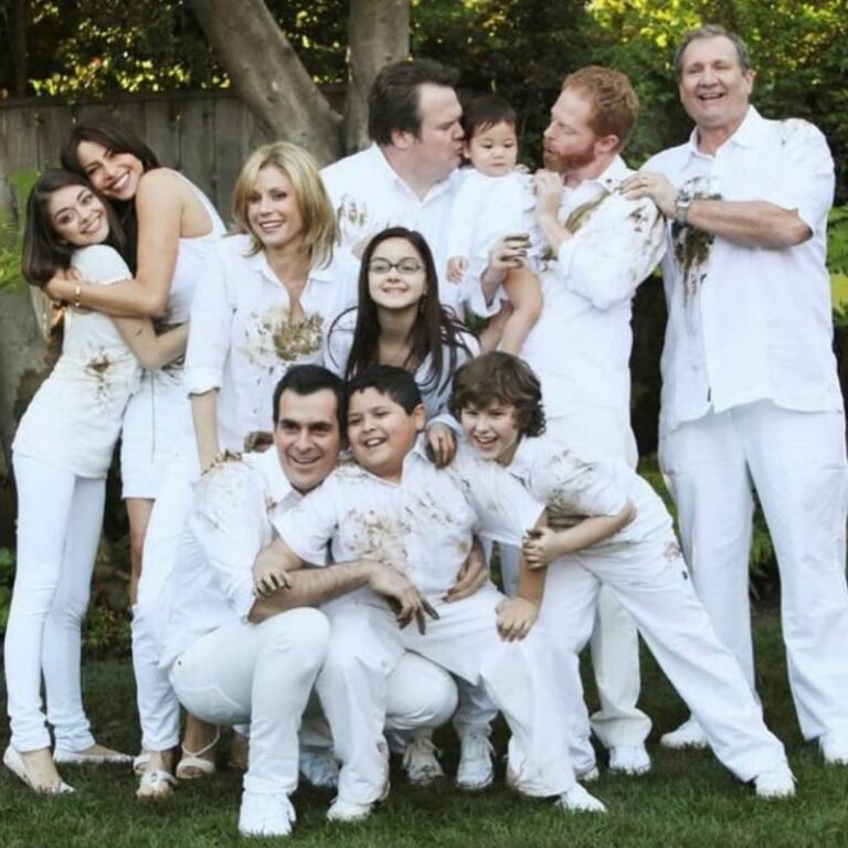 Ariel Winter Instagram - A year ago we finished filming💔 Season 1 vs Season 11...swipe to see the cast and crew I miss so much and am so grateful to have spent 11 years with❤️ comment your favorite line/episode to send me further down memory laneeeee🥳🥰 #modernfamily #love Los Angeles, California