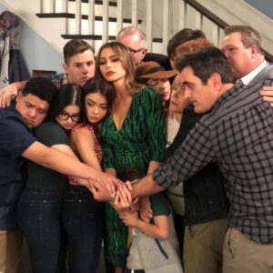 Ariel Winter Instagram - A year ago we finished filming💔 Season 1 vs Season 11...swipe to see the cast and crew I miss so much and am so grateful to have spent 11 years with❤️ comment your favorite line/episode to send me further down memory laneeeee🥳🥰 #modernfamily #love