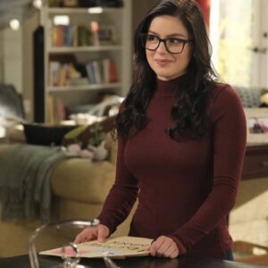 Ariel Winter Instagram - A year ago we finished filming💔 Season 1 vs Season 11...swipe to see the cast and crew I miss so much and am so grateful to have spent 11 years with❤️ comment your favorite line/episode to send me further down memory laneeeee🥳🥰 #modernfamily #love