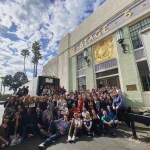 Ariel Winter Instagram - A year ago we finished filming💔 Season 1 vs Season 11...swipe to see the cast and crew I miss so much and am so grateful to have spent 11 years with❤️ comment your favorite line/episode to send me further down memory laneeeee🥳🥰 #modernfamily #love