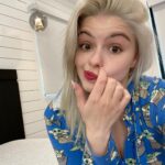 Ariel Winter Instagram - what we dreamed 2021 would be vs. the shitshow 2021 turned out to be 👀 and somehow my freckles are really out here even though I literally haven’t been in the sun for what feels like forever sooooooo 🤷🏼‍♀️💃🏼 #2021