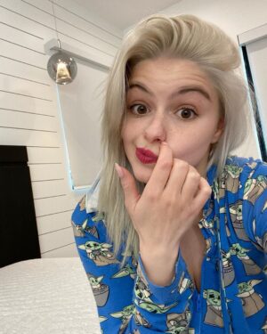 Ariel Winter Instagram - what we dreamed 2021 would be vs. the shitshow 2021 turned out to be 👀 and somehow my freckles are really out here even though I literally haven’t been in the sun for what feels like forever sooooooo 🤷🏼‍♀️💃🏼 #2021