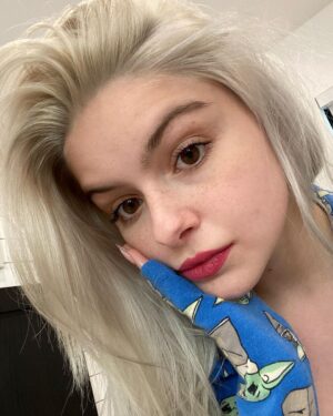 Ariel Winter Instagram - what we dreamed 2021 would be vs. the shitshow 2021 turned out to be 👀 and somehow my freckles are really out here even though I literally haven’t been in the sun for what feels like forever sooooooo 🤷🏼‍♀️💃🏼 #2021