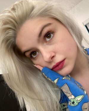 Ariel Winter Instagram - what we dreamed 2021 would be vs. the shitshow 2021 turned out to be 👀 and somehow my freckles are really out here even though I literally haven’t been in the sun for what feels like forever sooooooo 🤷🏼‍♀️💃🏼 #2021