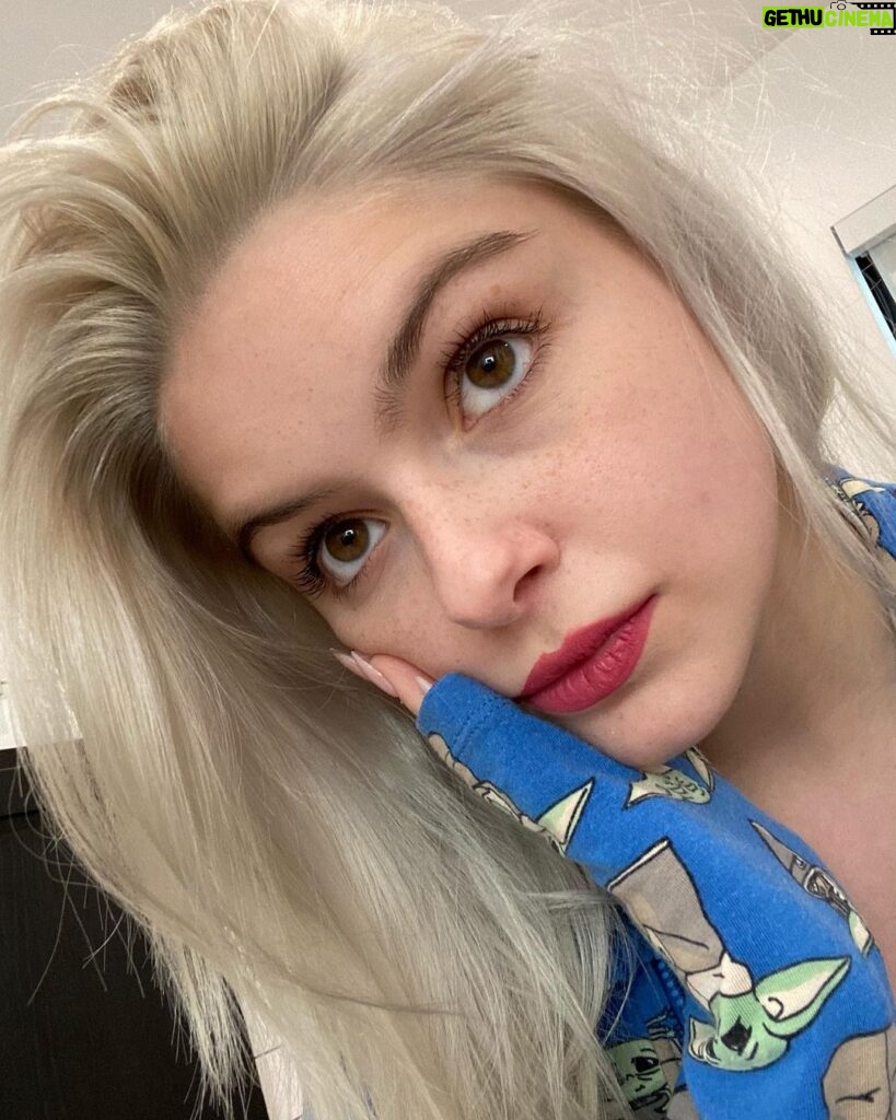 Ariel Winter Instagram - what we dreamed 2021 would be vs. the shitshow 2021 turned out to be 👀 and somehow my freckles are really out here even though I literally haven’t been in the sun for what feels like forever sooooooo 🤷🏼‍♀️💃🏼 #2021