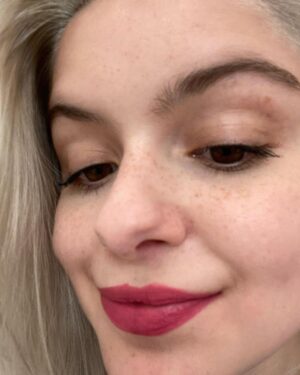Ariel Winter Instagram - what we dreamed 2021 would be vs. the shitshow 2021 turned out to be 👀 and somehow my freckles are really out here even though I literally haven’t been in the sun for what feels like forever sooooooo 🤷🏼‍♀️💃🏼 #2021