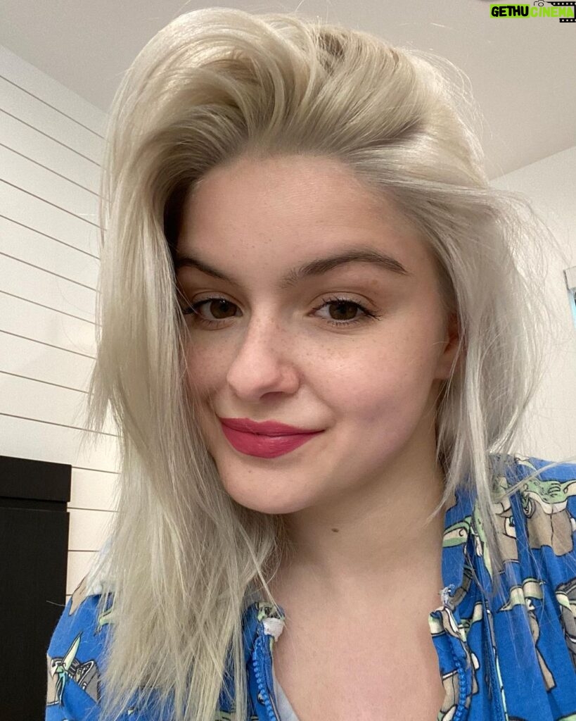 Ariel Winter Instagram - what we dreamed 2021 would be vs. the shitshow 2021 turned out to be 👀 and somehow my freckles are really out here even though I literally haven’t been in the sun for what feels like forever sooooooo 🤷🏼‍♀️💃🏼 #2021