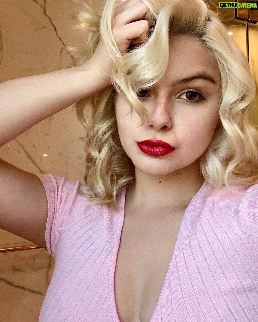 Ariel Winter Instagram - #ad Blondes have more fun😉 + also require more maintenance. The @johnfriedaus Violet Crush Shampoo + Conditioner is my at-home go-to to keep this summertime blonde fresh and bright since I can't get into the salon as much🥺! Check it out at @target 😍#ForHairThatDemandsAttention #BringOnTheBlonde Los Angeles, California