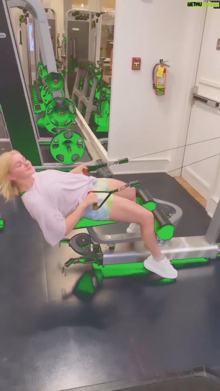 Ariel Winter Instagram - what I mean by “yes” when @mackfit asks if I’ve been working out on my own on vacation #fitness