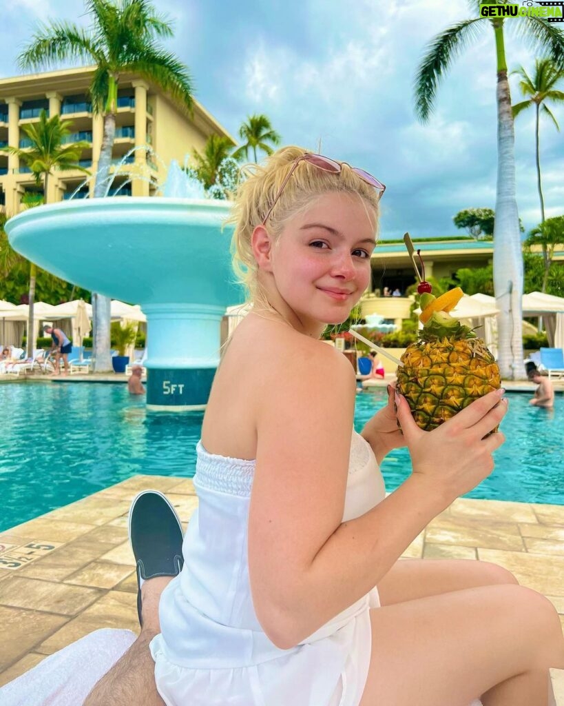 Ariel Winter Instagram - Forever trying to be an island girl🍍🌺