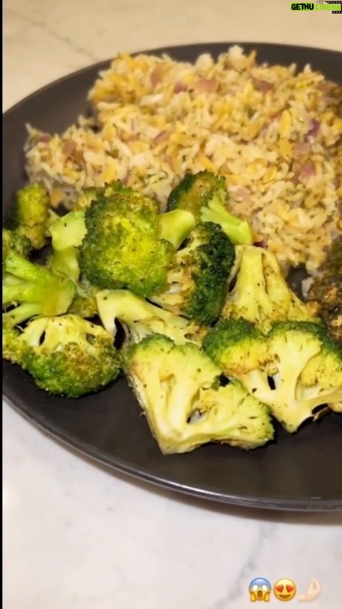 Ariel Winter Instagram - SOOOOO I got really into cooking over quarantine……..and this is one of my favorite, easy dinners to make so I decided to share 😅 BE GENTLE I’M A BABY 👩🏼‍🍳 but also be honest and let me know what you think :) or share any of your own tips I may want to try! btw…I had to speed this up to fit in reels 🙃 #cooking #cookingathome #cookwithme #new #chef #babychef #chicken #lemon #greek #explore #foodporn #foodie #foodies #foodiesofinstagram #yummy #food #homemade #dinner #dinnerideas #foodstagram #healthyrecipes #healthy #explorepage