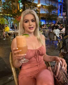 Ariel Winter Instagram - 🥂 to 5 million people finding me (or probably my dogs) interesting enough to follow🥂 #tbt
