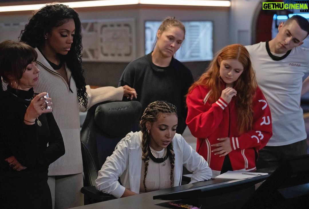 Ariel Winter Instagram - ๐ฉWeโre in deep ๐ฉ AND weโre losing it ๐ฉ #StarsOnMars TONIGHT ๐ on @foxtv 7/8c and tomorrow on @hulu ๐ฝ